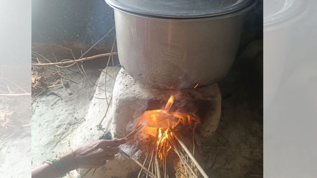 समस्तीपुर में हर महीने बदल रही गैस एजेंसी, आंगनबाड़ी सेविकाएं बोलीं-बच्चों को खिलाएं या दफ्तर दौड़ें